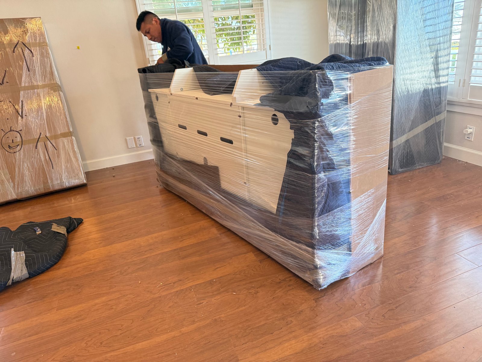 Empleado envolviendo cuidadosamente un mueble